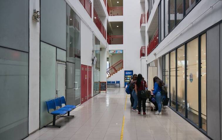 aiep barrio universitario alumnas interior