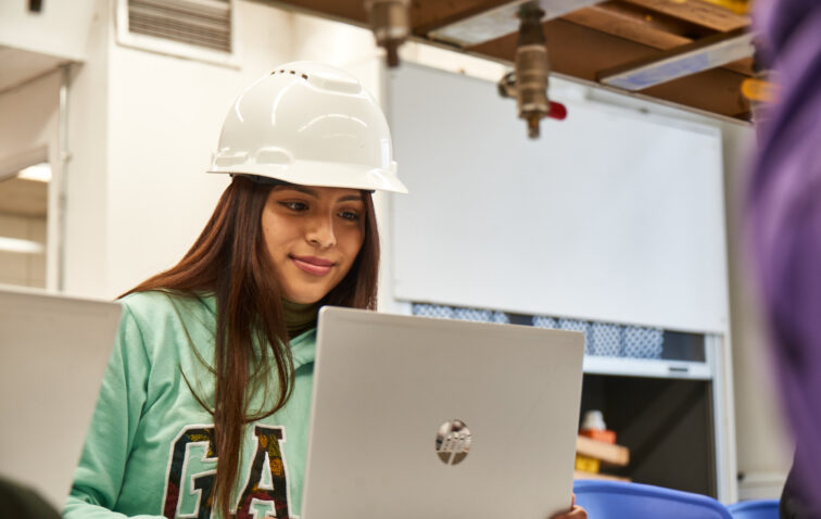 Estudiante de AIEP Santiago Norte.