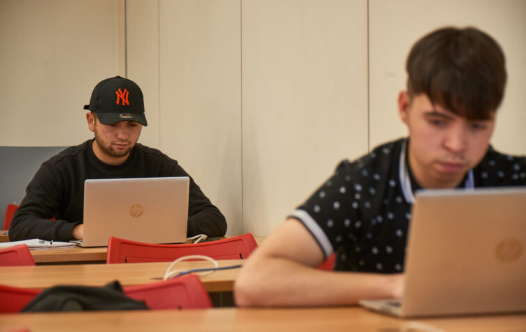 Estudiantes de AIEP San Joaquín.