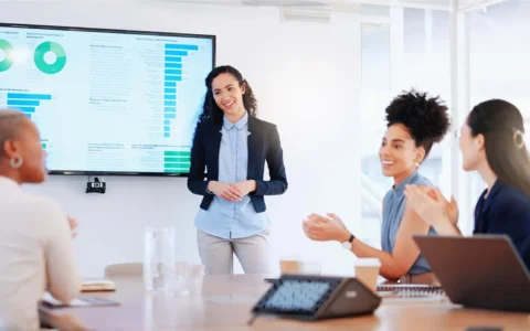 Profesional exponiendo resultados de marketing ante equipo corporativo.