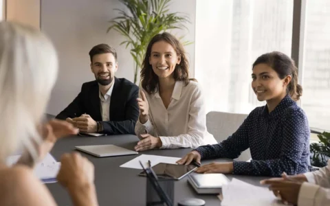Equipo de recursos humanos en reunión de trabajo.