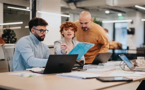 Profesionales de marketing analizando plan de acción de forma colaborativa.