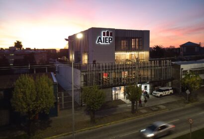 edificio AIEP Chillán noche frontis