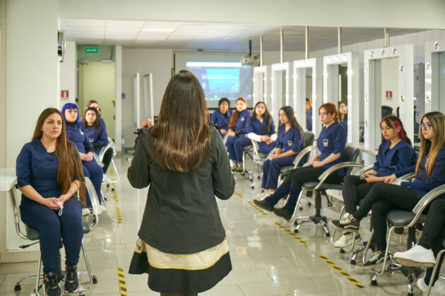 aiep maipu alumnas en clases