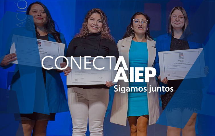 Grupo de tituladas AIEP en su ceremonia de titulación