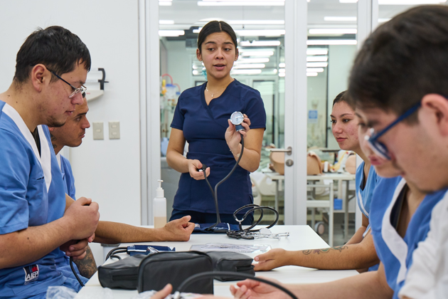 Doncete de la Escuela de Salud impartiendo clases en un laboratorio de enfermería