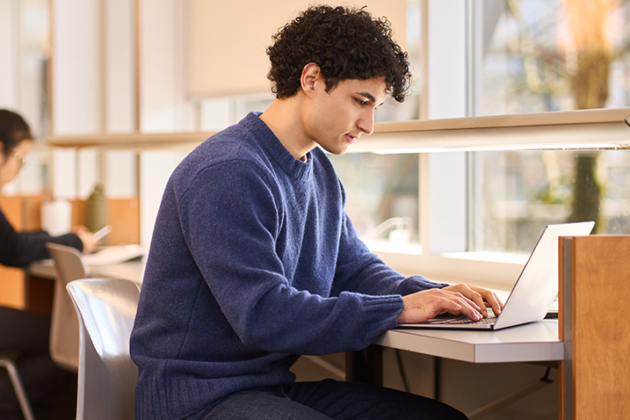 Estudiante trabajando en un notebook de forma remota