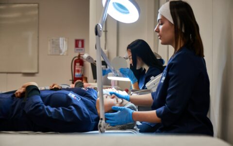 estudiante de estética aiep practica