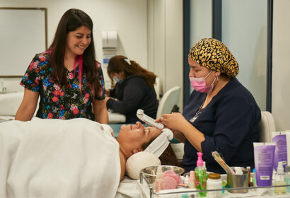 Estudiantes de Técnico en Cosmetología en AIEP.