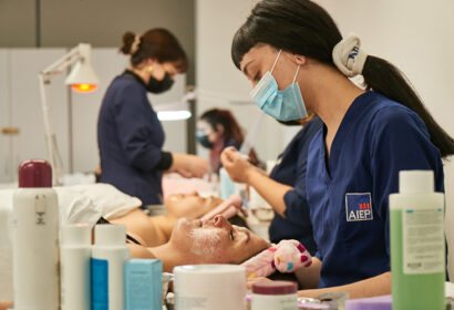 Estudiantes de Técnico en Cosmetología en AIEP.