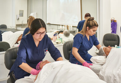 Estudiantes de Técnico en Cosmetología en AIEP.