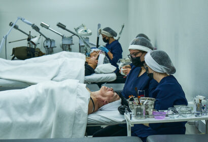 Estudiantes de Técnico en Cosmetología en AIEP.