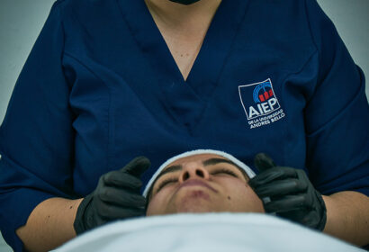 Estudiantes de Técnico en Cosmetología en AIEP.