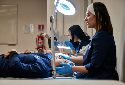 Estudiantes de Técnico en Cosmetología en AIEP.