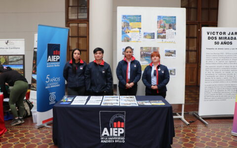 Los estudiantes de AIEP Barrio Universitario, Valeska Toledo y Nicolás Cancino, junto a María Eliana González, jefa de Escuela, y Laura Garcés, coordinadora de Especialidad, en el stand donde exponen su proyecto.