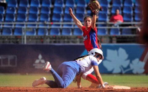 Carolina Jara, graduada AIEP, llegando a una base en softbol panamericanos