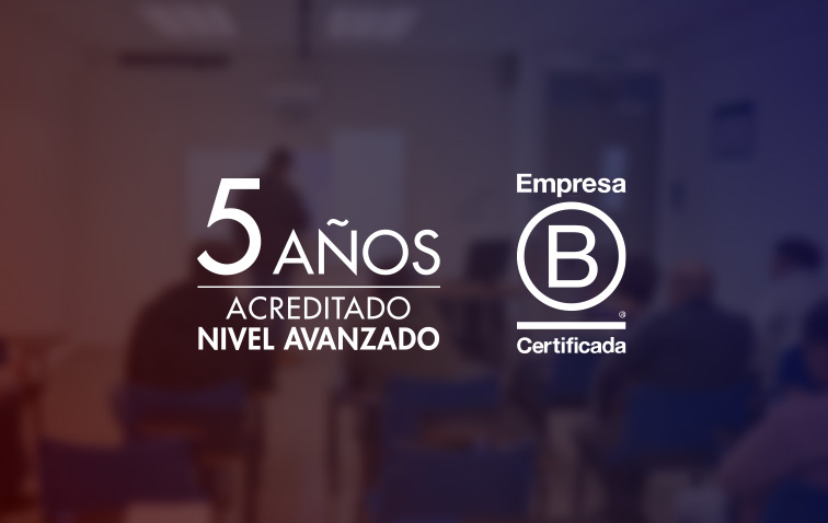 Logos 5 años acreditado y Empresa B, sobre fondo difuminado de una clase en AIEP
