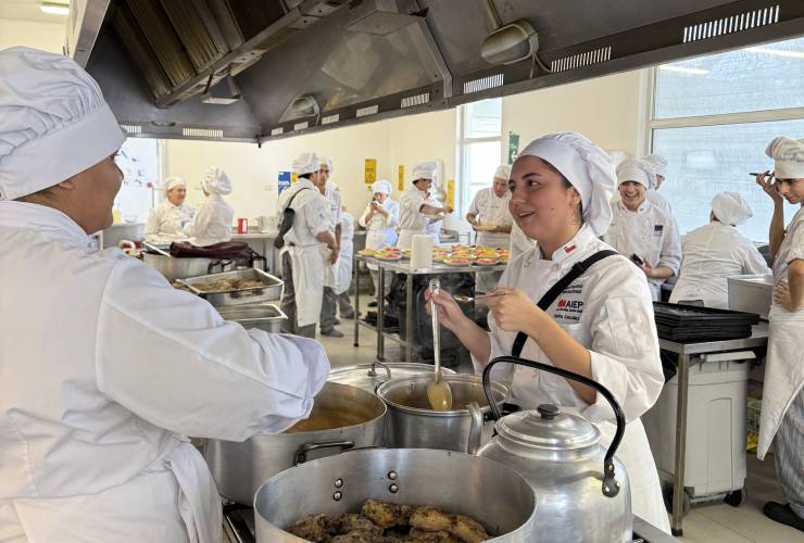 Foto Estudiantes GHT cocinando en Sabor Solidario