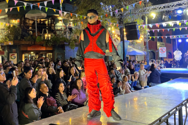 Desfile moda día de los patrimonios AIEP