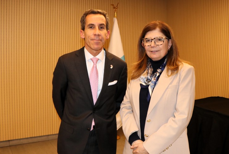 Loreto Ferrari AIEP y Alcalde Barnechea Madre Tierra 2025