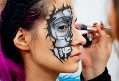 Estudiante de Estética maquilla y prepara a modelo cosplay para la Comic Con 2025.