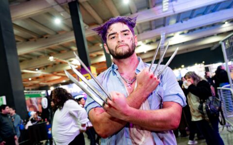 Joven caracterizado por estudiantes AIEP en la Comic Con 2025.