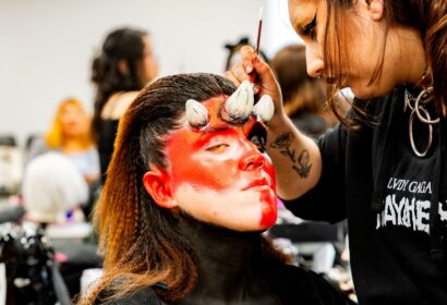 Modelo cosplay siendo maquillada por estudiante de Estética Profesional AIEP.