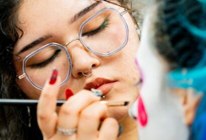 Estudiante AIEP maquillando a modelo cosplay para su participación en Comic Con 2025.