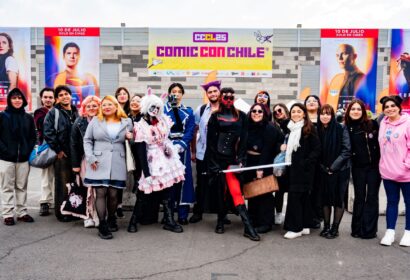 Estudiantes de AIEP posando frente al ingreso de Comic Con 2025.