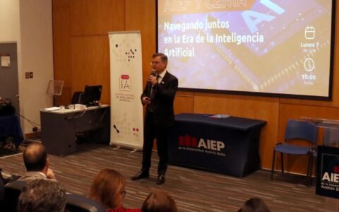 AIEP CENIA IA vicerrector académico exponiendo