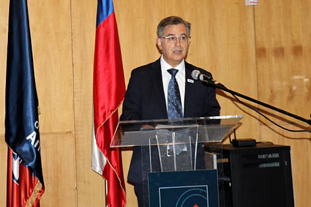 Vicerrector Académico firma convenio AIEP Oracle
