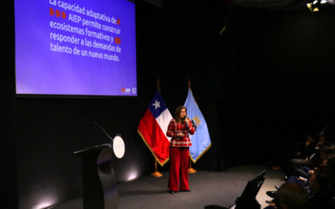Rectora AIEP Loreto Ferrari en presentación carrera Mantenimiento Aeronáutico