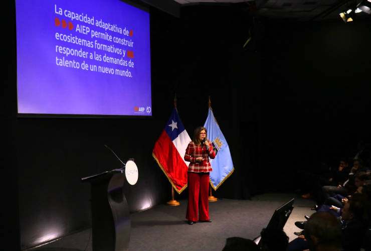 Rectora AIEP Loreto Ferrari en presentación carrera Mantenimiento Aeronáutico