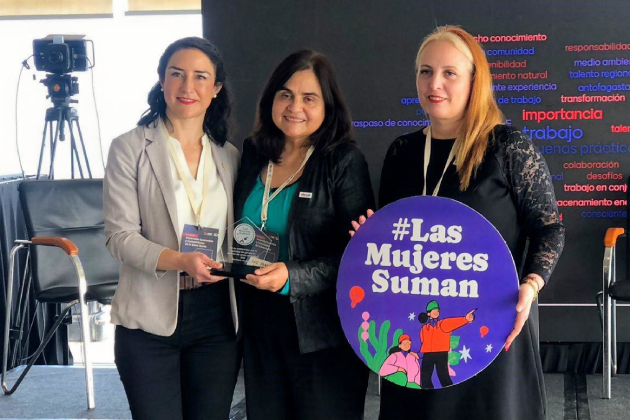 Autoridades Luz Hun, Marcela Vaccaro y Dafne Pino en entrega reconocimiento “Las Mujeres Suman” Primer Encuentro de Desarrollo Sostenible y Comunidades de la Zona Norte 2025