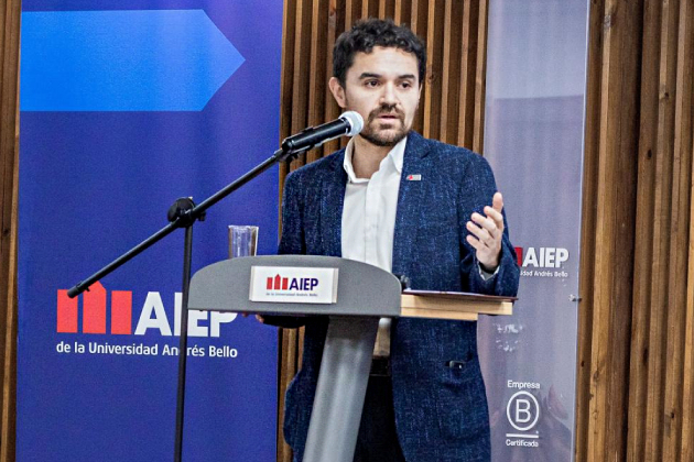Joussen Arteaga, gerente de la Red de Centros de Desarrollo de Negocios SERCOTEC en conversatorio AIEP mes TP