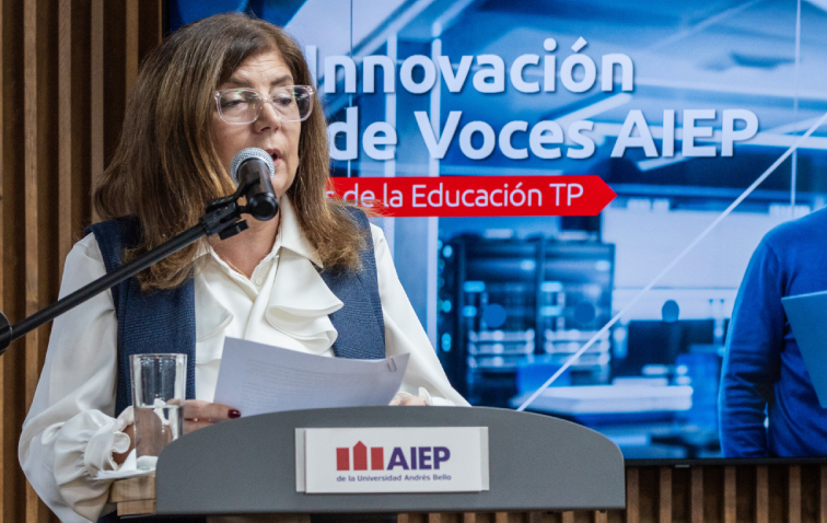 Rectora AIEP Loreto Ferrari en conversatorio mes TP