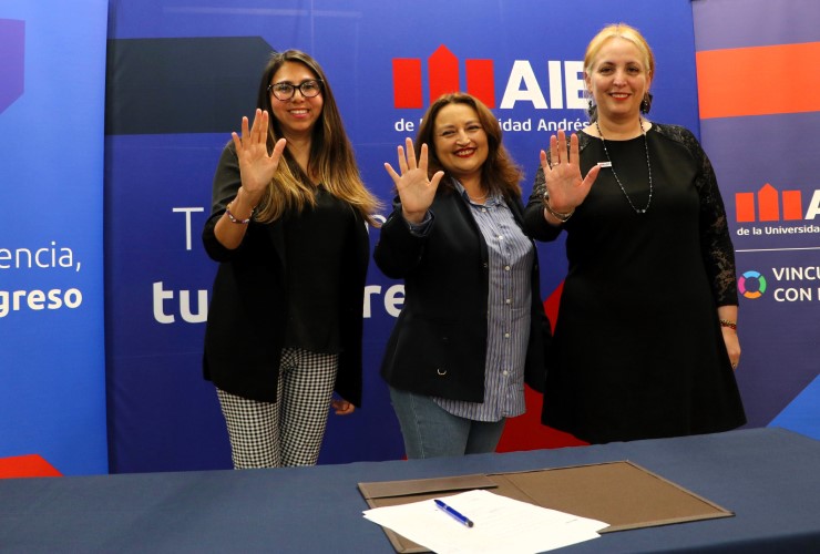 Autoridades firma convenio Fundación Manos Extendidas y AIEP