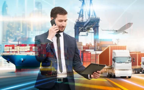 Profesional de comercio internacional gestionando operaciones logísticas y de exportación