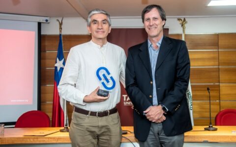 Marcelo Saénz, director nacional de Desarrollo Académico de AIEP recibiendo premio MetaredTIC 2025