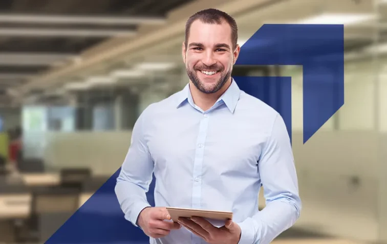 Alumno de AIEP en entorno corporativo con tablet en mano