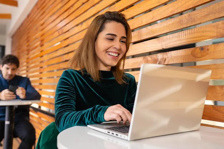 Alumna de AIEP realizando actividades académicas online