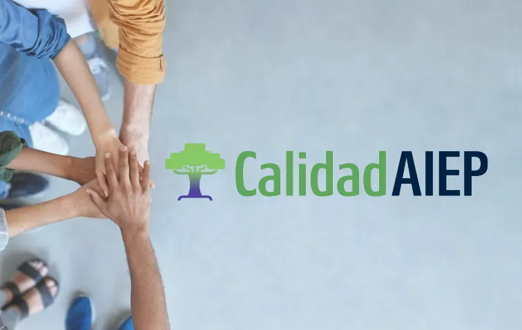 “Grupo de personas une sus manos en señal de trabajo en equipo junto al logo de Calidad AIEP sobre un fondo gris.