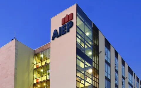 Sede de AIEP con el logo visible en la tarde.