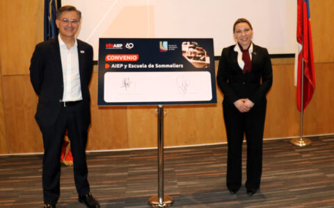Firma convenio AIEP sommeliers