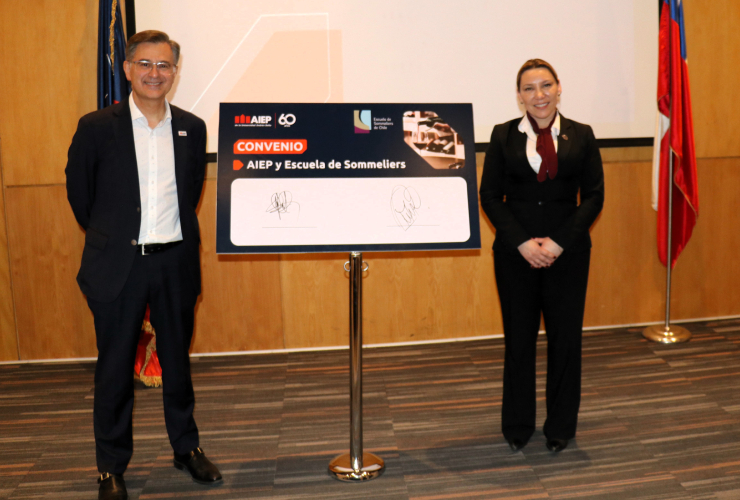 Firma convenio AIEP sommeliers