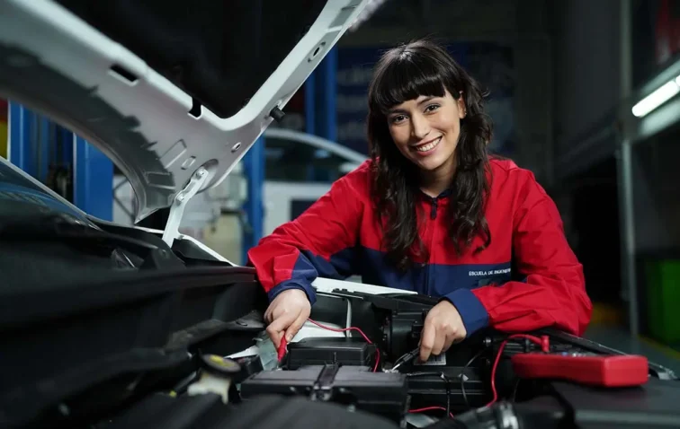 Estudiante de AIEP fortaleciendo sus habilidades técnicas en taller automotriz