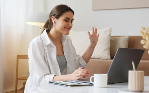 Mujer tomando clases online desde su casa.