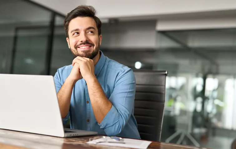 Estudiante de AIEP en clase.