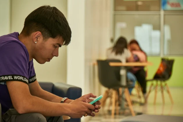Estudiante de AIEP resolviendo sus dudas sobre becas y financiamiento