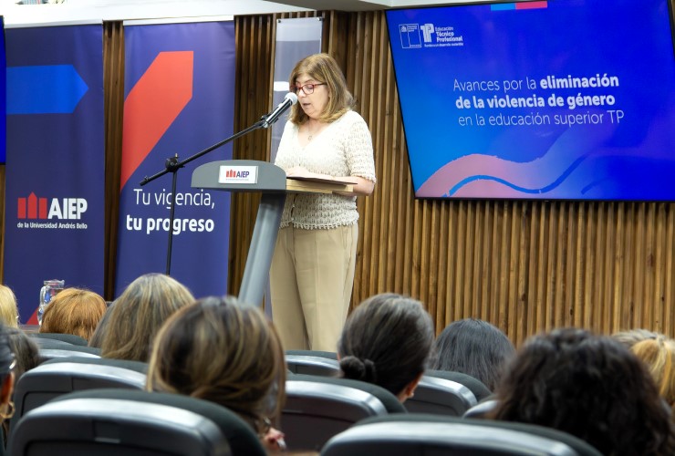 Loreto Ferrari rectora AIEP en Día Internacional de la Eliminación de la Violencia contra la Mujer